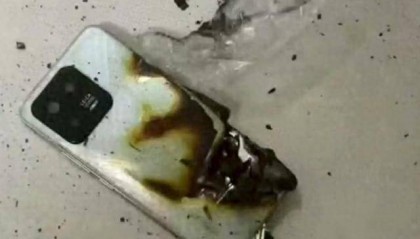 3岁男童看视频时手机突然爆炸，手指下肢被烧伤，涉事机型小米13上市不足3年，客服回应