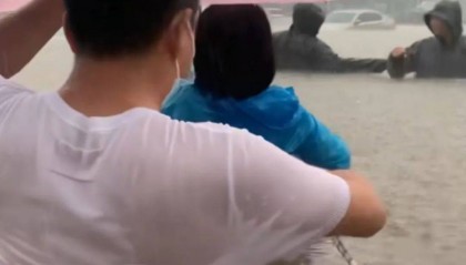 郑州暴雨致京广路隧道被淹，亲历者：车是飘起来的，很害怕，有人爬梯子离开 2021年也曾淹没多台车辆