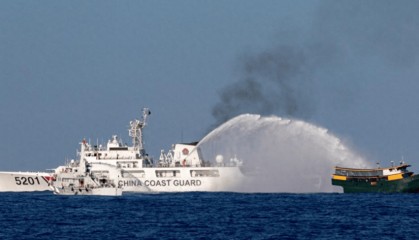 中方水炮毫不留情，十艘菲船全部被浇透，菲律宾“夺岛”大败而归！