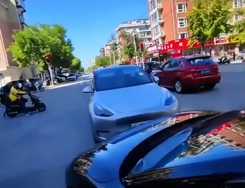 十字路口两车“顶牛”引发拥堵,一方自称在港航分局上班,警方最新通报