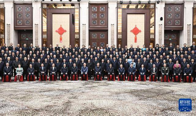 习近平接见新疆各族各界代表