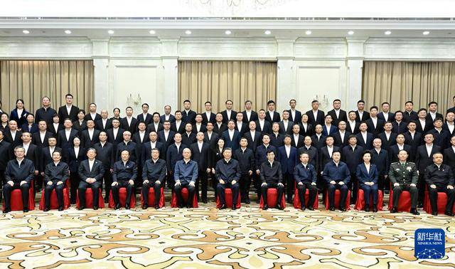 习近平接见新疆各族各界代表