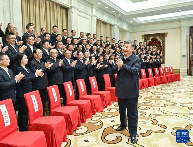 习近平接见新疆各族各界代表