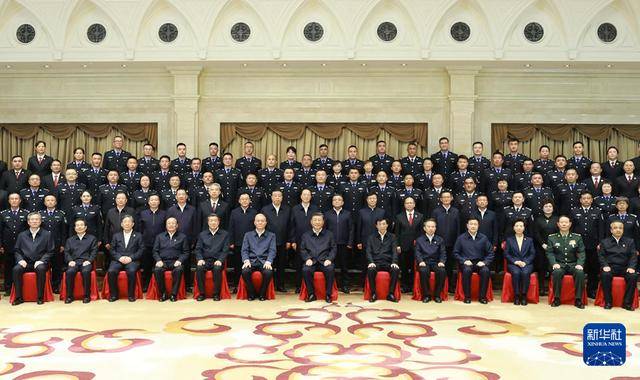 习近平接见新疆各族各界代表