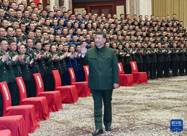 习近平接见新疆各族各界代表